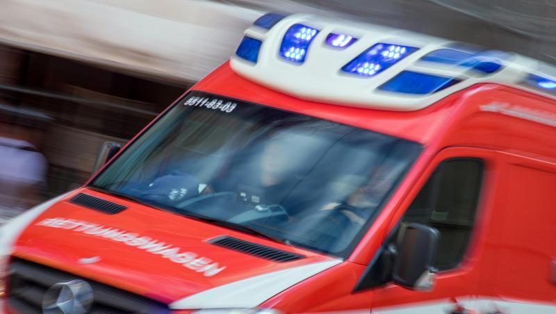 Ein Rettungswagen fährt mit Blaulicht zu einem Einsatz. Foto: Jens Büttner/Archiv