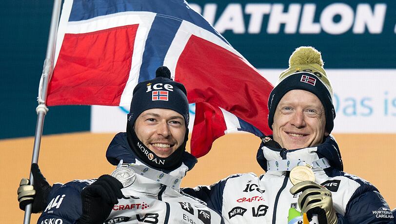 Sturla Holm Laegreid (l) und Johannes Thingnes B&ouml; standen oft gemeinsam auf dem Podest. (Archivbild)