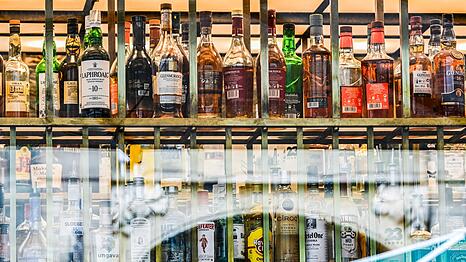 Die Steuer auf hochprozentige alkoholische Getr&auml;nke soll 2027 steigen. (Archivbild)