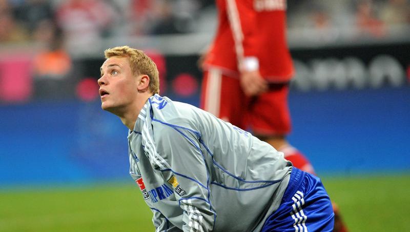 Wie lange bleibt er noch beim FC Schalke? Torwart Manuel Neuer, der bei den Königsblauen noch einen Vertrag bis 2012 hat. Wie lange bleibt er noch beim FC Schalke? Torwart Manuel Neuer, der bei den Königsblauen noch einen Vertrag bis 2012 hat.