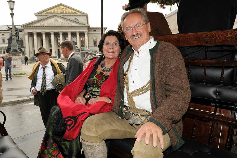 Münchens OB Christian Ude fährt mit seiner Frau Edith Welser-Ude zum Einzug der Wiesn-Wirte, ganz klassisch in der Pferdekutsche.