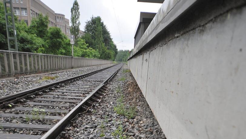 Neuperlach Süd: Erneut ist ein Teenager in München von einer S-Bahn erfasst und getötet worden. Der 18-Jährige starb noch auf dem Bahnsteig an seinen schweren Kopfverletzungen. Neuperlach Süd: Erneut ist ein Teenager in München von einer S-Bahn erfasst und getötet worden. Der 18-Jährige starb noch auf dem Bahnsteig an seinen schweren Kopfverletzungen.