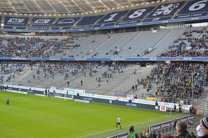 Fan-Boykott der Löwen-Fans: Diese Spruchbänder sollten der Mannschaft den richtigen Weg weisen.