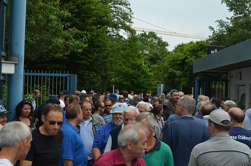 Gutes Wetter, gereizte Stimmung: Die Bilder vom Protestmarsch gegen Gerhard Poschner an der Grünwalder Straße.
