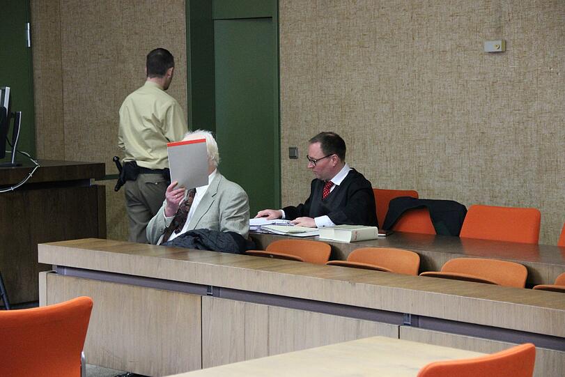Enkel missbraucht: Stefan W. mit seinem Anwalt Thomas Novak.