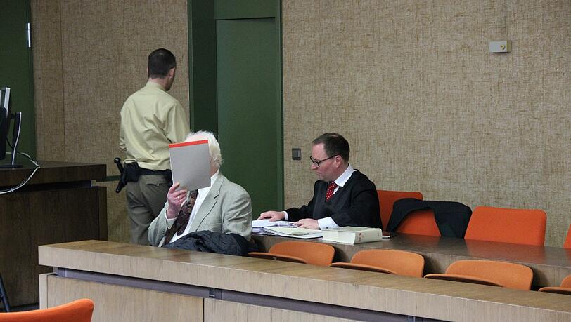 Enkel missbraucht: Stefan W. mit seinem Anwalt Thomas Novak. Enkel missbraucht: Stefan W. mit seinem Anwalt Thomas Novak.