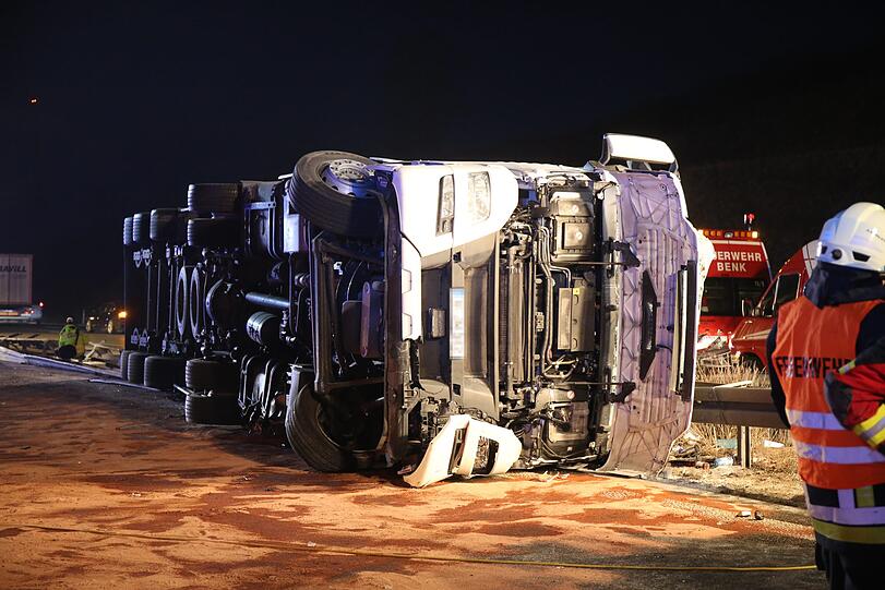 Ein mit Reifen beladener Lastwagen durchbrach am Donnerstag die Mittelleitplanke der A9 nahe des Autobahndreiecks Bayreuth/Kulmbach. Der Fahrer erlag noch am Unfallort seinen Verletzungen.