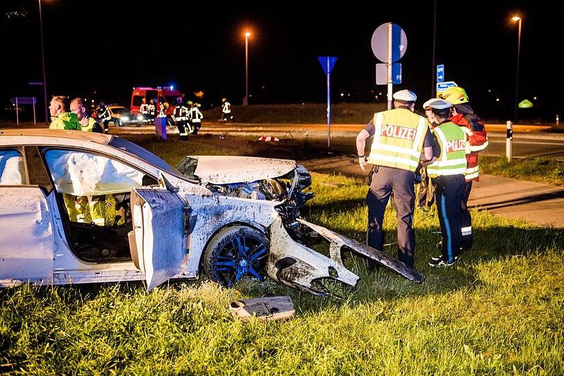 Ein 47-Jähriger flüchtet mit seinem Mercedes CLA vor einer Polizeikontrolle, übersieht einen Kreisverkehr und wird rund 40 Meter durch die Luft geschleudert. Die Bilder vom Einsatz