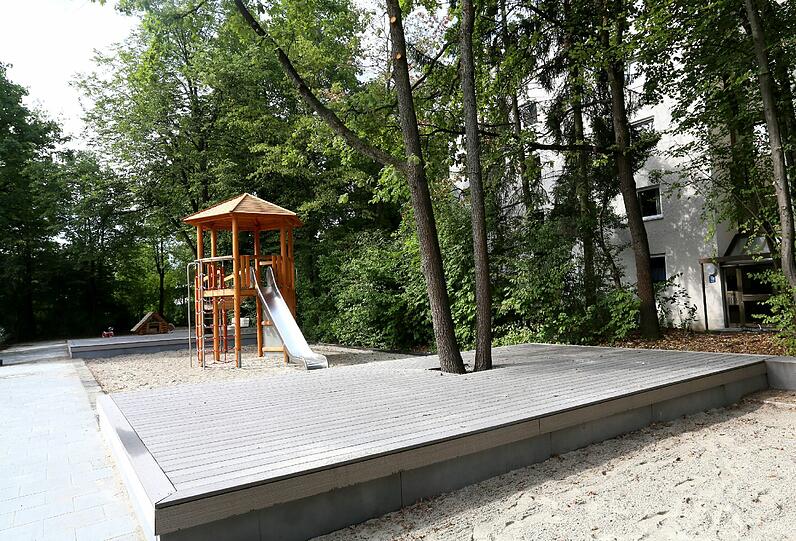 Die Stadt will sich kümmern. Damit der Lärm für die Nachbarn gelindert wird, ist der Jugendtreff auf dem Spielplatz bereits ein Stück weiter nördlich gelegt worden.