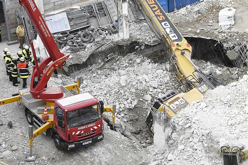 Der Bagger kippte in die Baugrube, ein Kran musste ihn wieder aufrichten.