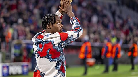 Der wohl letzte Dank an die Fans: Mathys Tel verabschiedet sich sichtlich bewegt von den Bayern-Anhängern.