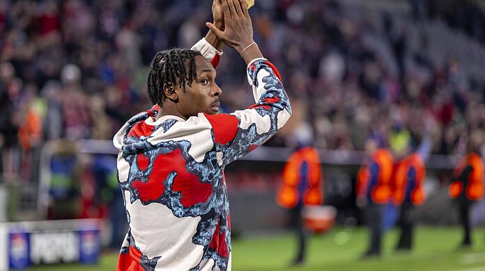 Der wohl letzte Dank an die Fans: Mathys Tel verabschiedet sich sichtlich bewegt von den Bayern-Anhängern.