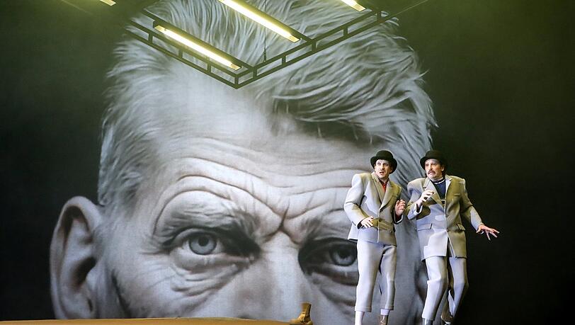 Im Auge des mächtigen Übervaters Beckett: Die beiden Existenz-Clowns Estragon (Max Rothbart, links) und Wladimir (Florian von Manteuffel) dürfen weiter auf Godot warten. Im Auge des mächtigen Übervaters Beckett: Die beiden Existenz-Clowns Estragon (Max Rothbart, links) und Wladimir (Florian von Manteuffel) dürfen weiter auf Godot warten.