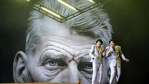 Im Auge des mächtigen Übervaters Beckett: Die beiden Existenz-Clowns Estragon (Max Rothbart, links) und Wladimir (Florian von Manteuffel) dürfen weiter auf Godot warten.