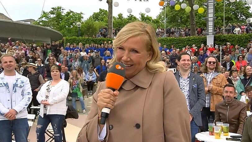 Bei Andrea Kiewel fließen in der Auftaktfolge des "ZDF-Fernsehgarten" die Tränen.