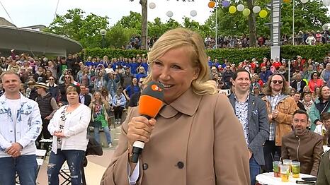 Bei Andrea Kiewel fließen in der Auftaktfolge des "ZDF-Fernsehgarten" die Tränen.
