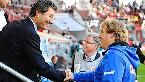 Hand drauf: Trainer Mike Büskens hat Fürths Präsident Helmut Hack endlich das Ja-Wort gegeben. Er bleibt noch mindestens ein Jahr.