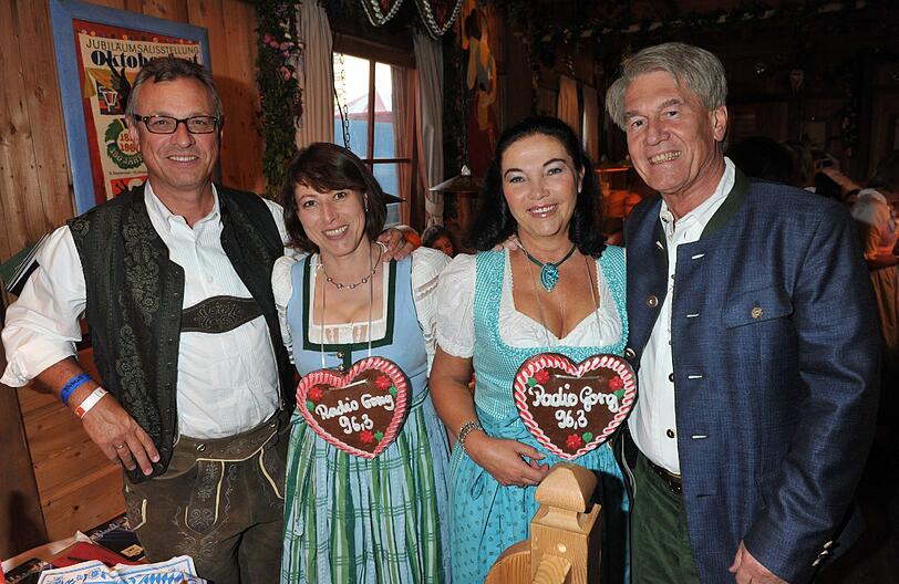 Promis feiern bei der Radio-Gong-Party auf der Wiesn im Weinzelt. Die Bilder