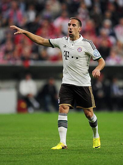 FRANCK RIBERY: NOTE 3.
Wurde von den Fans schon beim Aufwärmen mit Sprechchören gefeiert. Kam in der 62. Minute für Pizarro. Engagiert, zeigte ein paar Kunststücke, staubte ab zum 4:1.