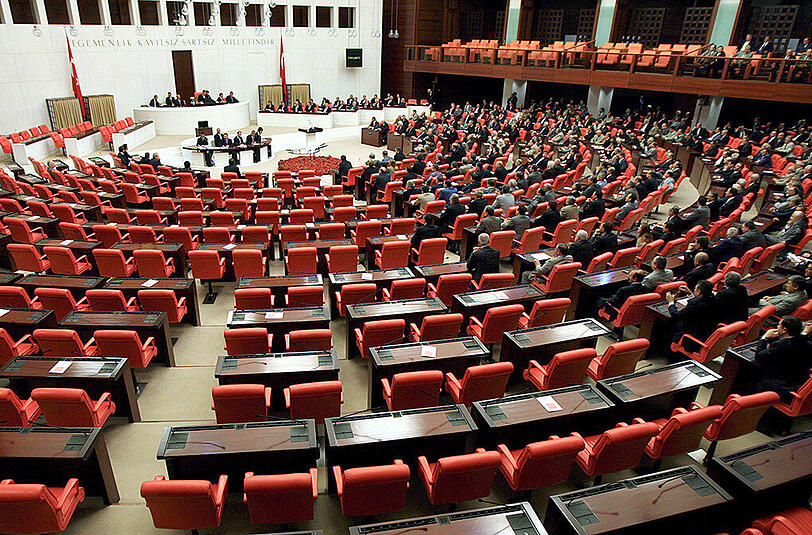 Insgesamt droht 138 von 550 Abgeordneten in der Türkei der Entzug der Immunität durch eine Abstimmung im Parlament. Das soll über eine befristete Verfassungsänderung geschehen, die von der islamisch-konservativen Regierungspartei AKP angestrebt wird. Foto: epa/dpa