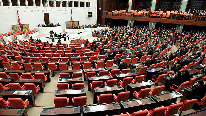 Insgesamt droht 138 von 550 Abgeordneten in der Türkei der Entzug der Immunität durch eine Abstimmung im Parlament. Das soll über eine befristete Verfassungsänderung geschehen, die von der islamisch-konservativen Regierungspartei AKP angestrebt wird. Foto: epa/dpa Insgesamt droht 138 von 550 Abgeordneten in der Türkei der Entzug der Immunität durch eine Abstimmung im Parlament. Das soll über eine befristete Verfassungsänderung geschehen, die von der islamisch-konservativen Regierungspartei AKP angestrebt wird. Foto: epa/dpa