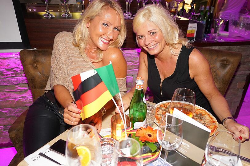 Hunderte feierten den Einzug ins Halbfinale im H'ugo's