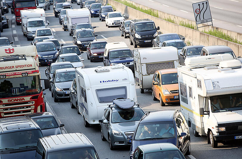 Schöner stehen: Zum Wochenendbeginn hatte der ADAC bundesweit rund 3200 Staus mit einer Gesamtlänge von etwa 7500 Kilometern gezählt.