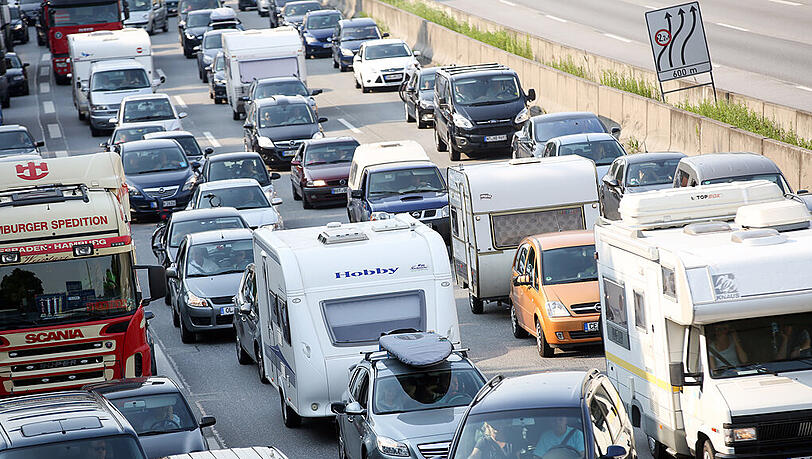 Schöner stehen: Zum Wochenendbeginn hatte der ADAC bundesweit rund 3200 Staus mit einer Gesamtlänge von etwa 7500 Kilometern gezählt. Schöner stehen: Zum Wochenendbeginn hatte der ADAC bundesweit rund 3200 Staus mit einer Gesamtlänge von etwa 7500 Kilometern gezählt.