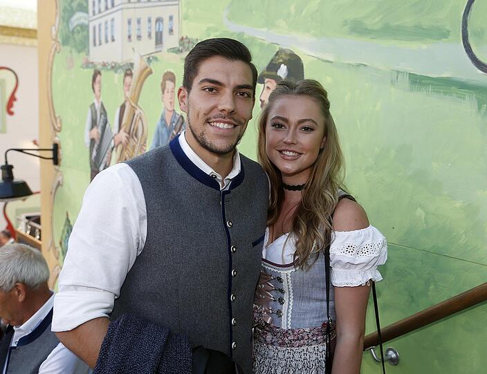 Schneidige Löwen in Lederhosen, fesche Dirndl in schicken Dirndln: Die Spieler des TSV 1860 und ihre Spielerfrauen führten am Dienstagabend im Hacker-Festzelt ihre Tracht aus.