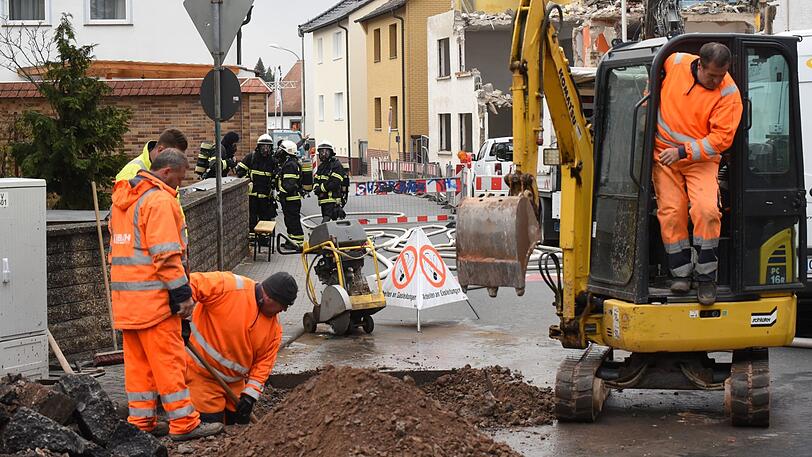 Ein 20-Jähriger Bauarbeiter stieß mit einer Brechstange gegen eine Hochspannungsleitung. (Symbolbild)