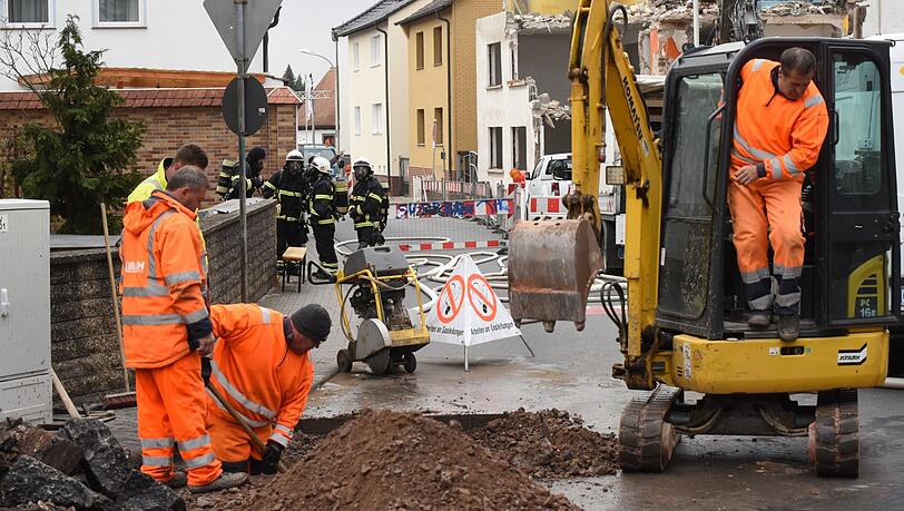 Ein 20-Jähriger Bauarbeiter stieß mit einer Brechstange gegen eine Hochspannungsleitung. (Symbolbild) Ein 20-Jähriger Bauarbeiter stieß mit einer Brechstange gegen eine Hochspannungsleitung. (Symbolbild)