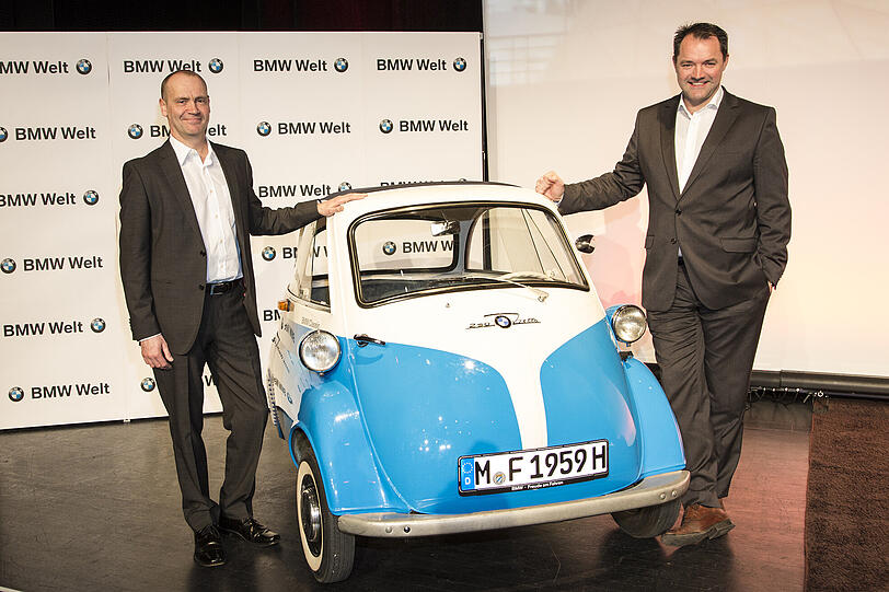 Bei der Gelegenheit kann man sich ja noch etwas umschauen: Simon Beckett und Thomas Muderlak, Leiter BMW Welt, mit einer BMW Isetta aus den 1950er Jahren.