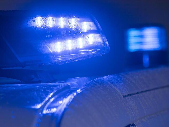 Blaulichter leuchten auf einem Streifenwagen der Polizei. Foto: Jens Büttner/dpa-Zentralbild/ZB/Symbolbild