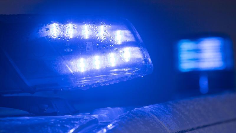 Blaulichter leuchten auf einem Streifenwagen der Polizei. Foto: Jens Büttner/dpa-Zentralbild/ZB/Symbolbild Blaulichter leuchten auf einem Streifenwagen der Polizei. Foto: Jens Büttner/dpa-Zentralbild/ZB/Symbolbild
