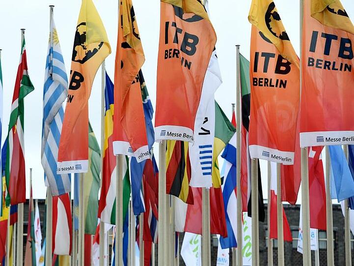 Flaggen mit dem Logo der ITB und verschiedener Länder wehen vor der Internationalen Reisemesse ITB in Berlin.