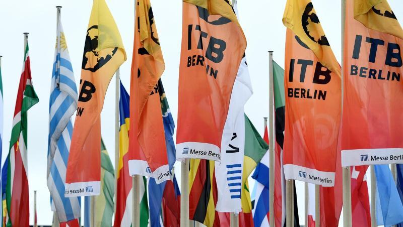 Flaggen mit dem Logo der ITB und verschiedener Länder wehen vor der Internationalen Reisemesse ITB in Berlin. Flaggen mit dem Logo der ITB und verschiedener Länder wehen vor der Internationalen Reisemesse ITB in Berlin.