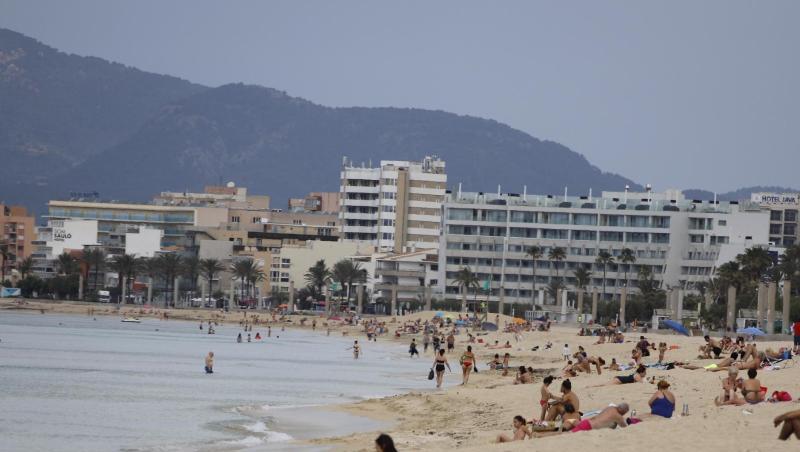 Menschen sonnen sich am Strand von Arenal auf Mallorca. Noch vor den Sommerferien soll die Reisefreiheit in der EU weitgehend zurückkehren. Menschen sonnen sich am Strand von Arenal auf Mallorca. Noch vor den Sommerferien soll die Reisefreiheit in der EU weitgehend zurückkehren.