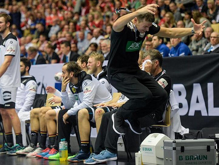 Deutschlands Trainer Christian Prokop reagiert verärgert an der Seitenlinie.