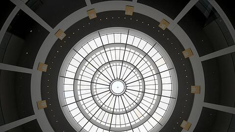 Licht scheint durch die Glaskuppel in die Rotunde der Pinakothek der Moderne.
