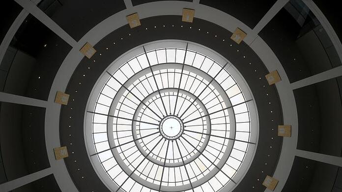 Licht scheint durch die Glaskuppel in die Rotunde der Pinakothek der Moderne.