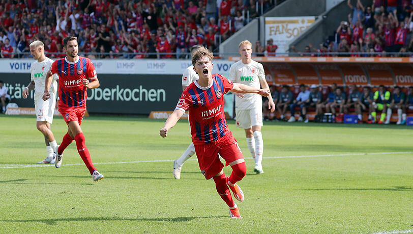 Paul Wanner jubelt über sein Elfmeter-Tor gegen Augsburg.