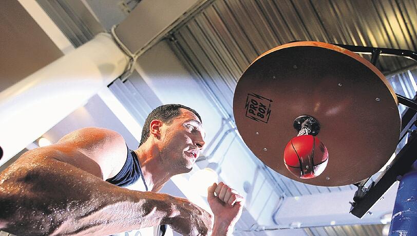 "Er kann härter schlagen als Lewis": Coach Emanuel Steward über Wladimir Klitschko. "Er kann härter schlagen als Lewis": Coach Emanuel Steward über Wladimir Klitschko.