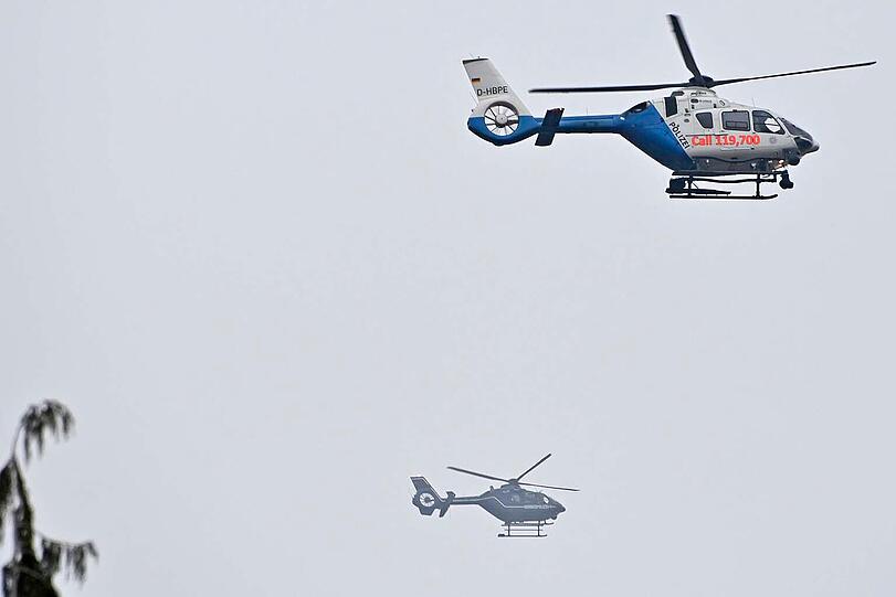 Hubschrauber suchen die Gegend ab.