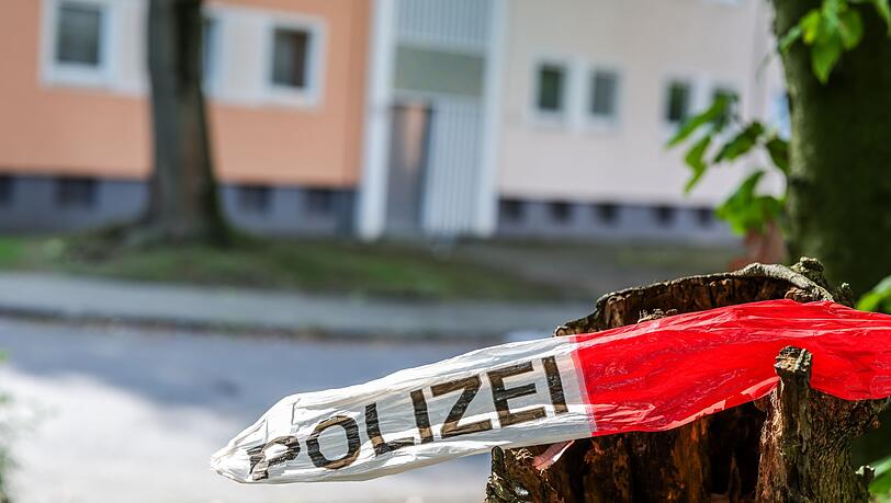 Der blutigen Eskalation soll ein länger schwelender Konflikt innerhalb einer Familie vorausgegangen sein. Der blutigen Eskalation soll ein länger schwelender Konflikt innerhalb einer Familie vorausgegangen sein.