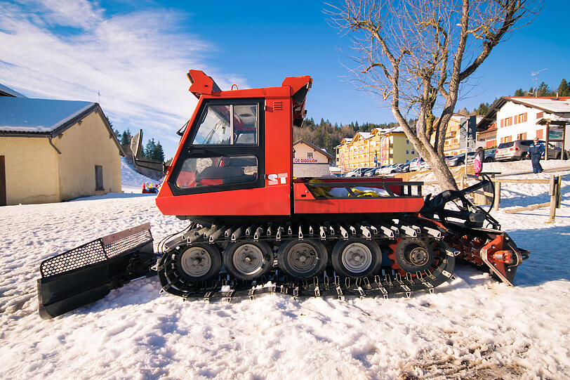 Ein Schneemobil am Ende einer Skipiste in Folgaria.