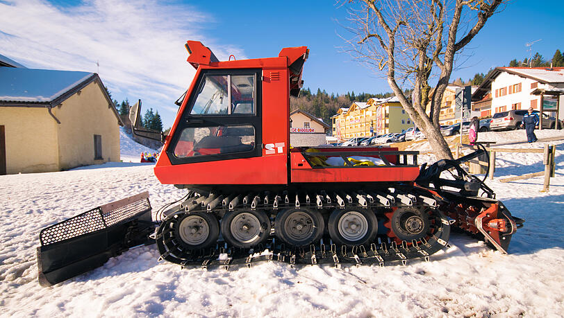 Ein Schneemobil am Ende einer Skipiste in Folgaria.