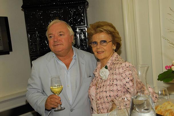 Helmut und Hilde Käfer bei der Präsentation von Gerd Käfers Buch "Der Gourmet Papst" 2006 in München. Helmut und Hilde Käfer bei der Präsentation von Gerd Käfers Buch "Der Gourmet Papst" 2006 in München.