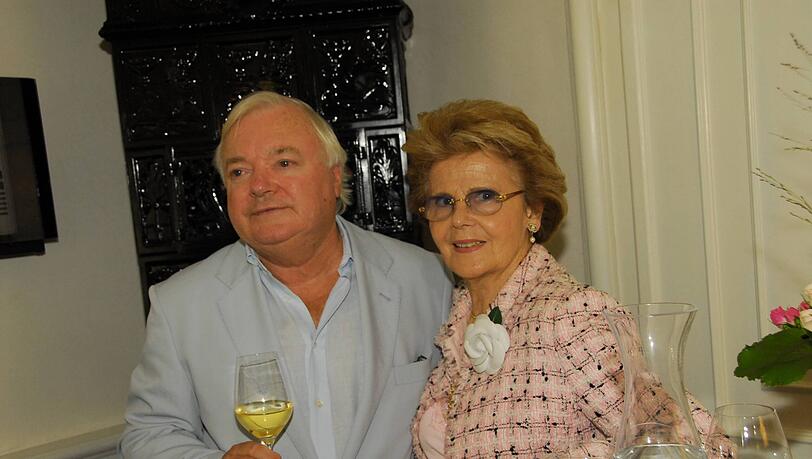 Helmut und Hilde Käfer bei der Präsentation von Gerd Käfers Buch "Der Gourmet Papst" 2006 in München. Helmut und Hilde Käfer bei der Präsentation von Gerd Käfers Buch "Der Gourmet Papst" 2006 in München.