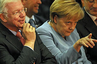 Der &bdquo;liebe Roland&ldquo; und die &bdquo;liebe Angela&ldquo; gestern in Berlin. Kochs Buch sei ein &bdquo;spannendes, interessantes&ldquo; Werk, merkelte die Kanzlerin in ihrer typischen, trockenen Art.