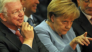 Der „liebe Roland“ und die „liebe Angela“ gestern in Berlin. Kochs Buch sei ein „spannendes, interessantes“ Werk, merkelte die Kanzlerin in ihrer typischen, trockenen Art. Der „liebe Roland“ und die „liebe Angela“ gestern in Berlin. Kochs Buch sei ein „spannendes, interessantes“ Werk, merkelte die Kanzlerin in ihrer typischen, trockenen Art.